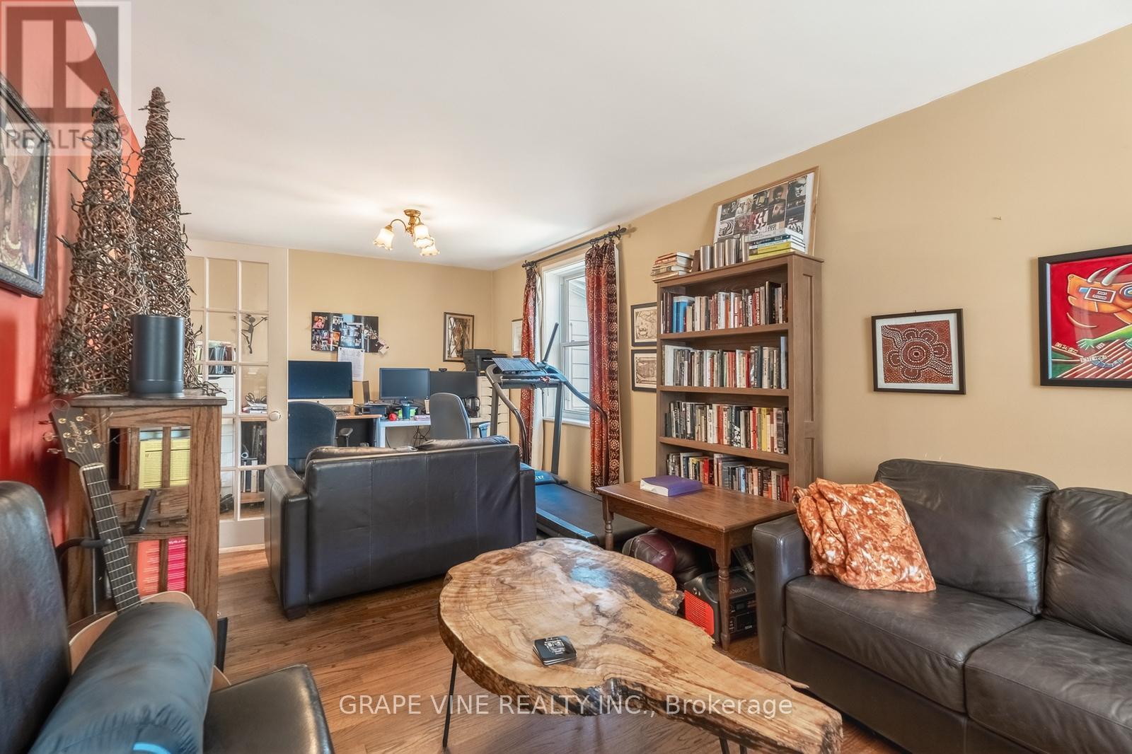 388 Berkley Avenue, Ottawa, ON - Indoor Photo Showing Living Room