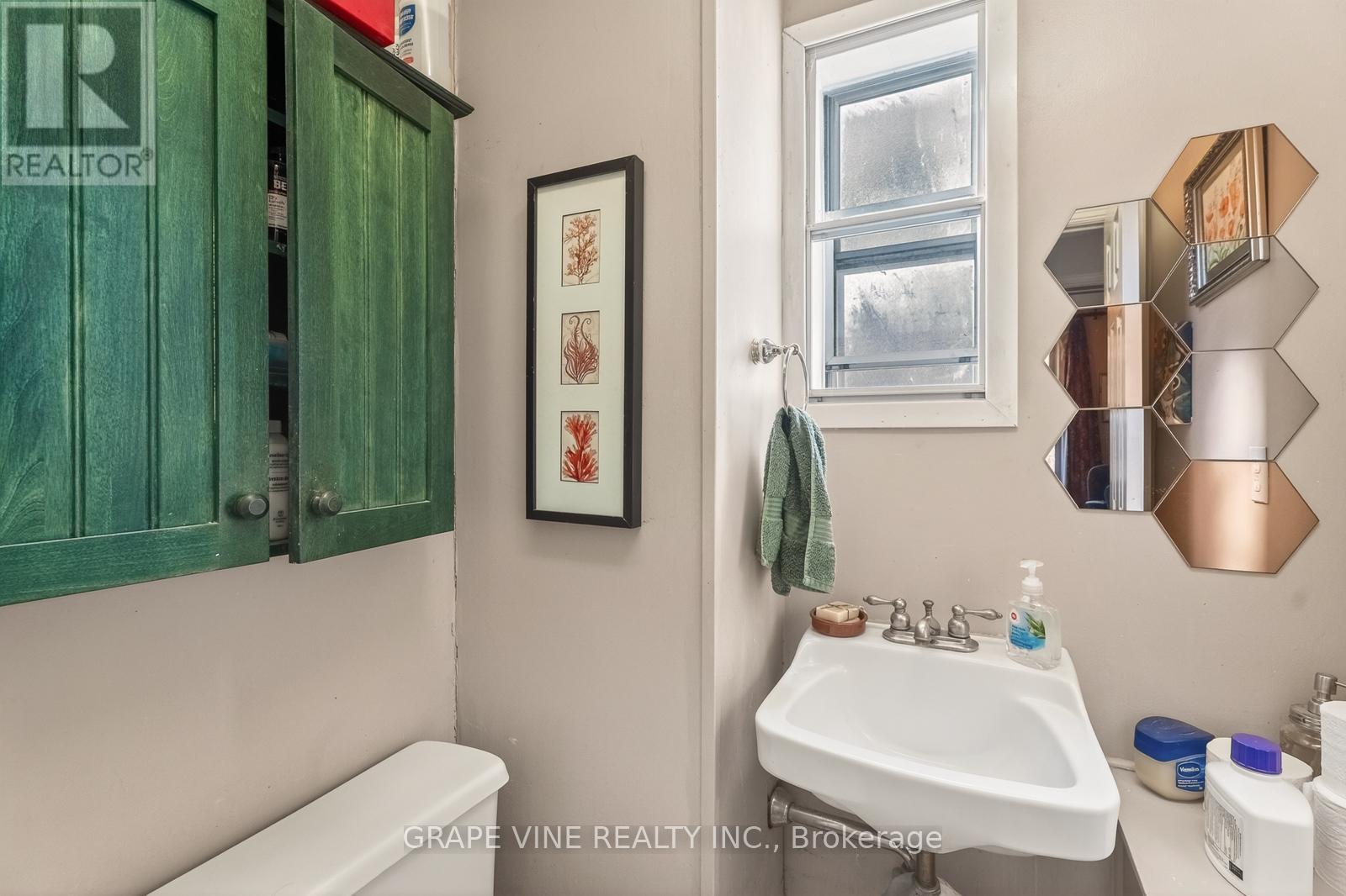 388 Berkley Avenue, Ottawa, ON - Indoor Photo Showing Bathroom