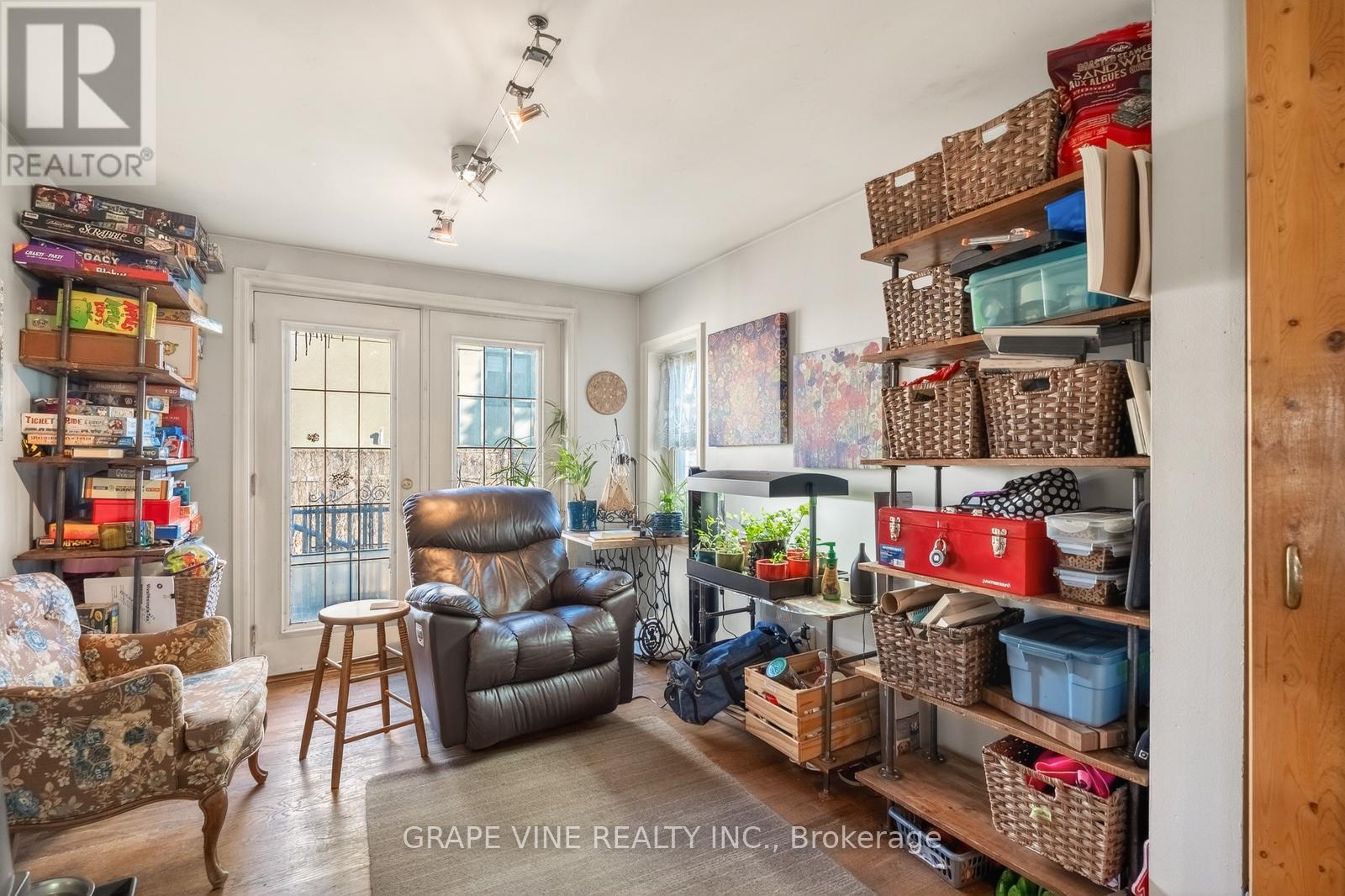 388 Berkley Avenue, Ottawa, ON - Indoor Photo Showing Living Room