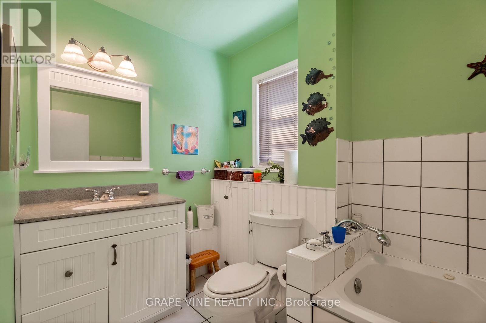 388 Berkley Avenue, Ottawa, ON - Indoor Photo Showing Bathroom