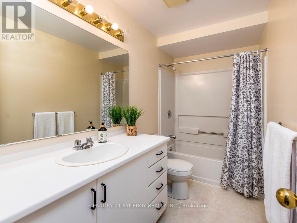 Second level full 4 piece bathroom - 80 - 22C Maple Ridge Crescent, Ottawa, ON - Indoor Photo Showing Bathroom