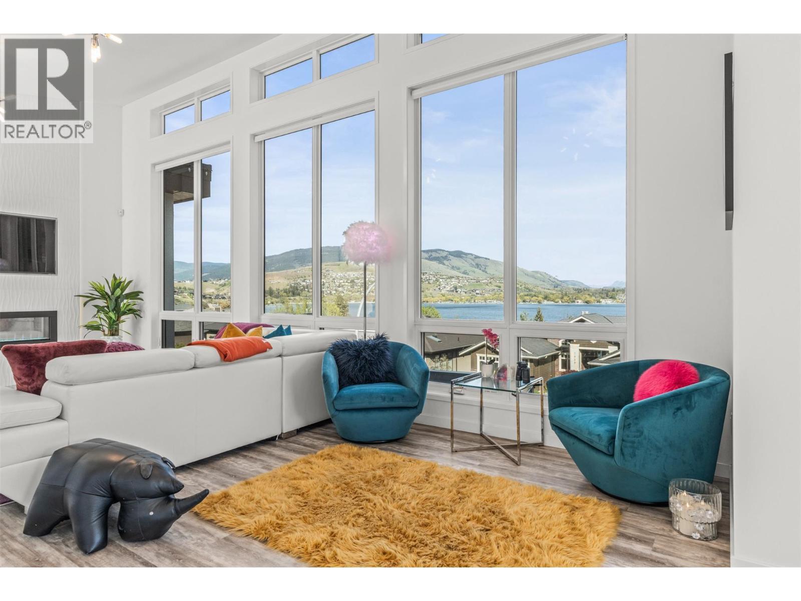 7938 Graystone Drive, Coldstream, BC - Indoor Photo Showing Living Room