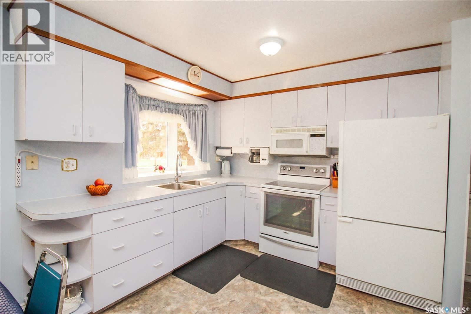 435 3Rd Avenue E, Shaunavon, SK - Indoor Photo Showing Kitchen With Double Sink