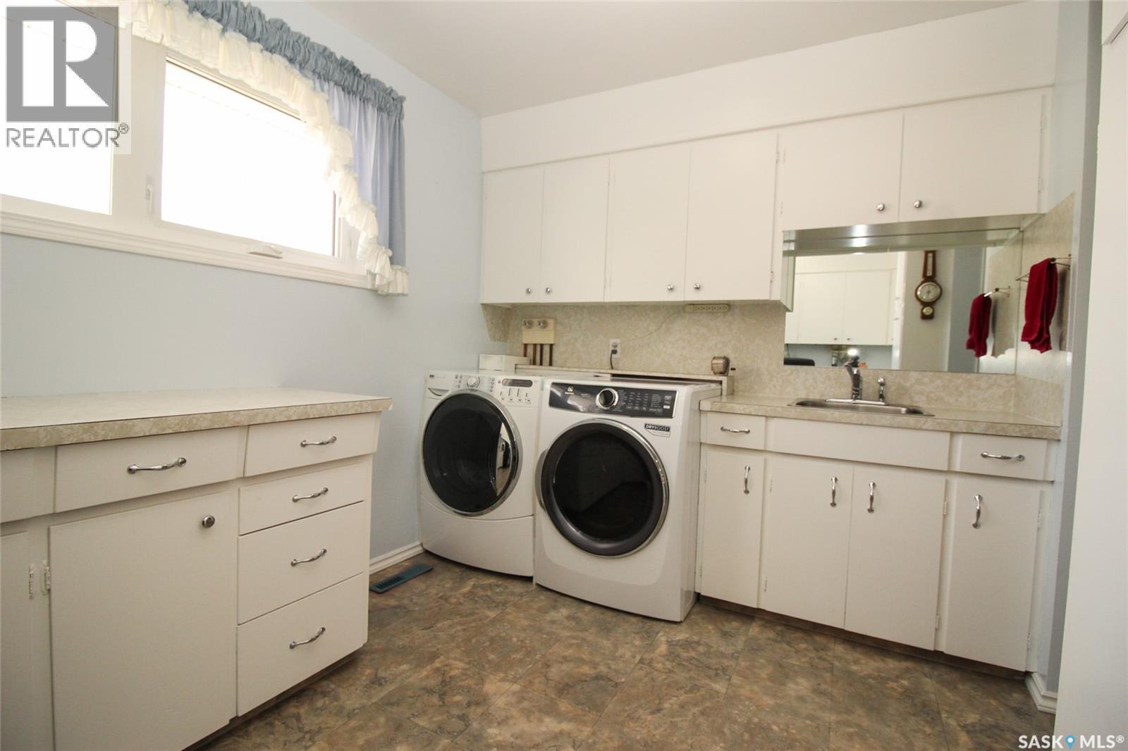 435 3Rd Avenue E, Shaunavon, SK - Indoor Photo Showing Laundry Room