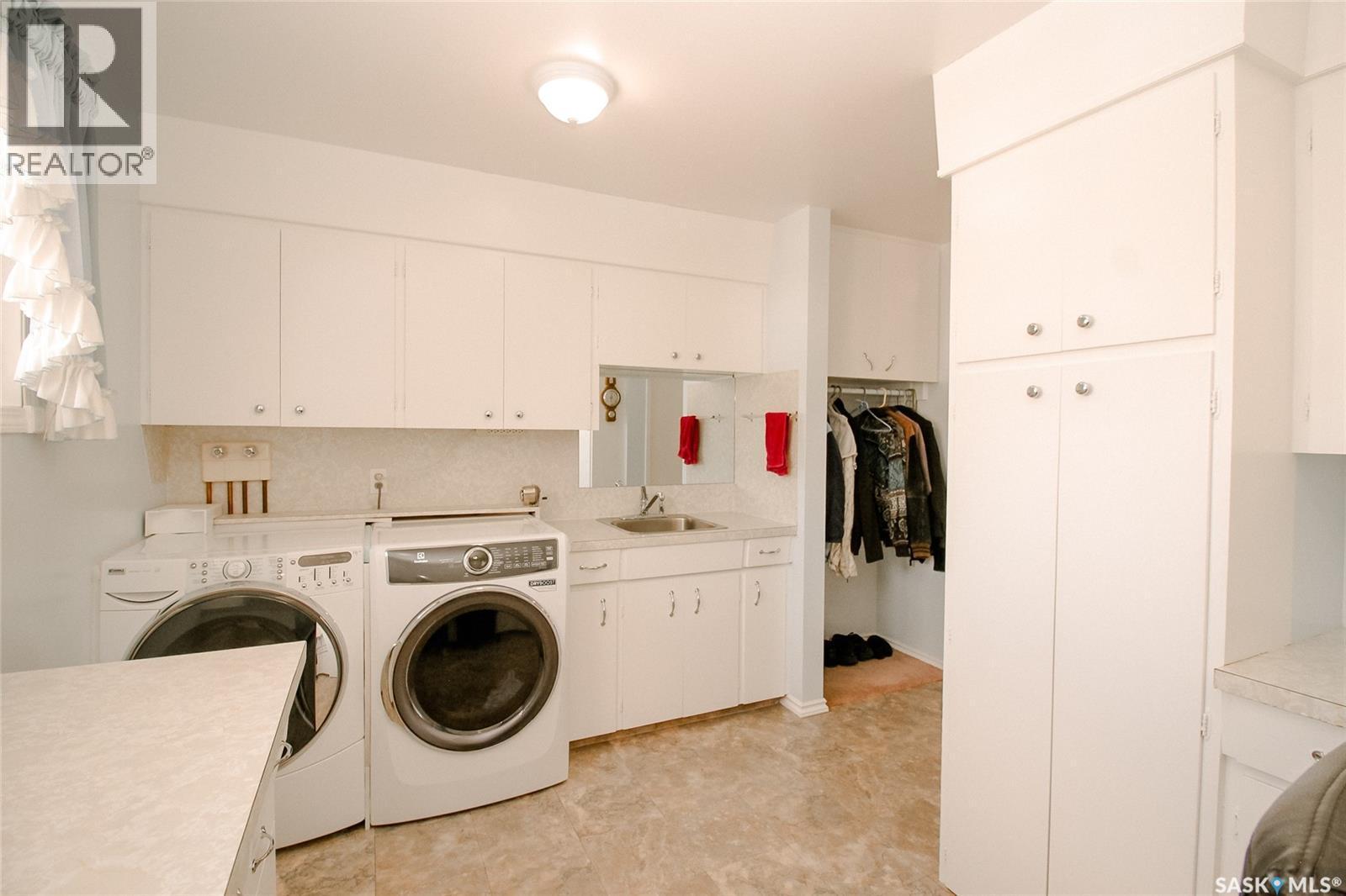 435 3Rd Avenue E, Shaunavon, SK - Indoor Photo Showing Laundry Room