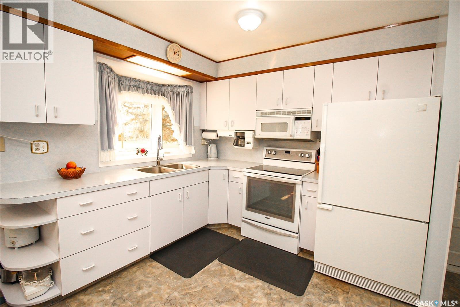 435 3Rd Avenue E, Shaunavon, SK - Indoor Photo Showing Kitchen With Double Sink