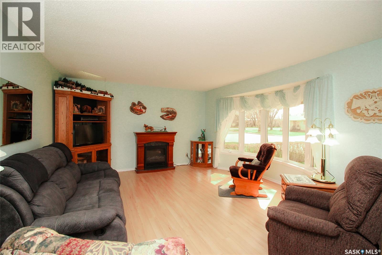 435 3Rd Avenue E, Shaunavon, SK - Indoor Photo Showing Living Room With Fireplace