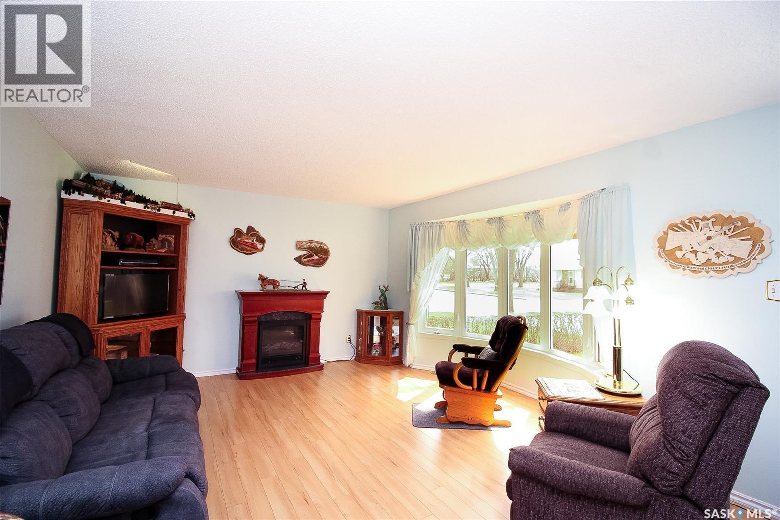 435 3Rd Avenue E, Shaunavon, SK - Indoor Photo Showing Living Room With Fireplace
