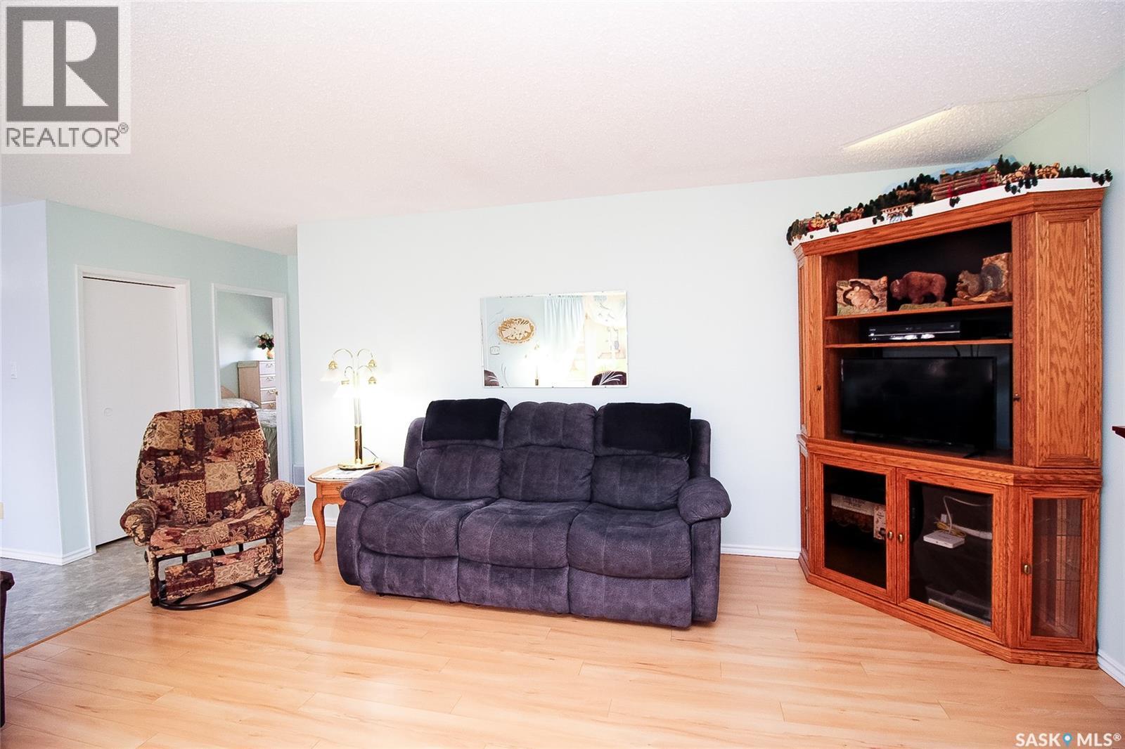 435 3Rd Avenue E, Shaunavon, SK - Indoor Photo Showing Living Room