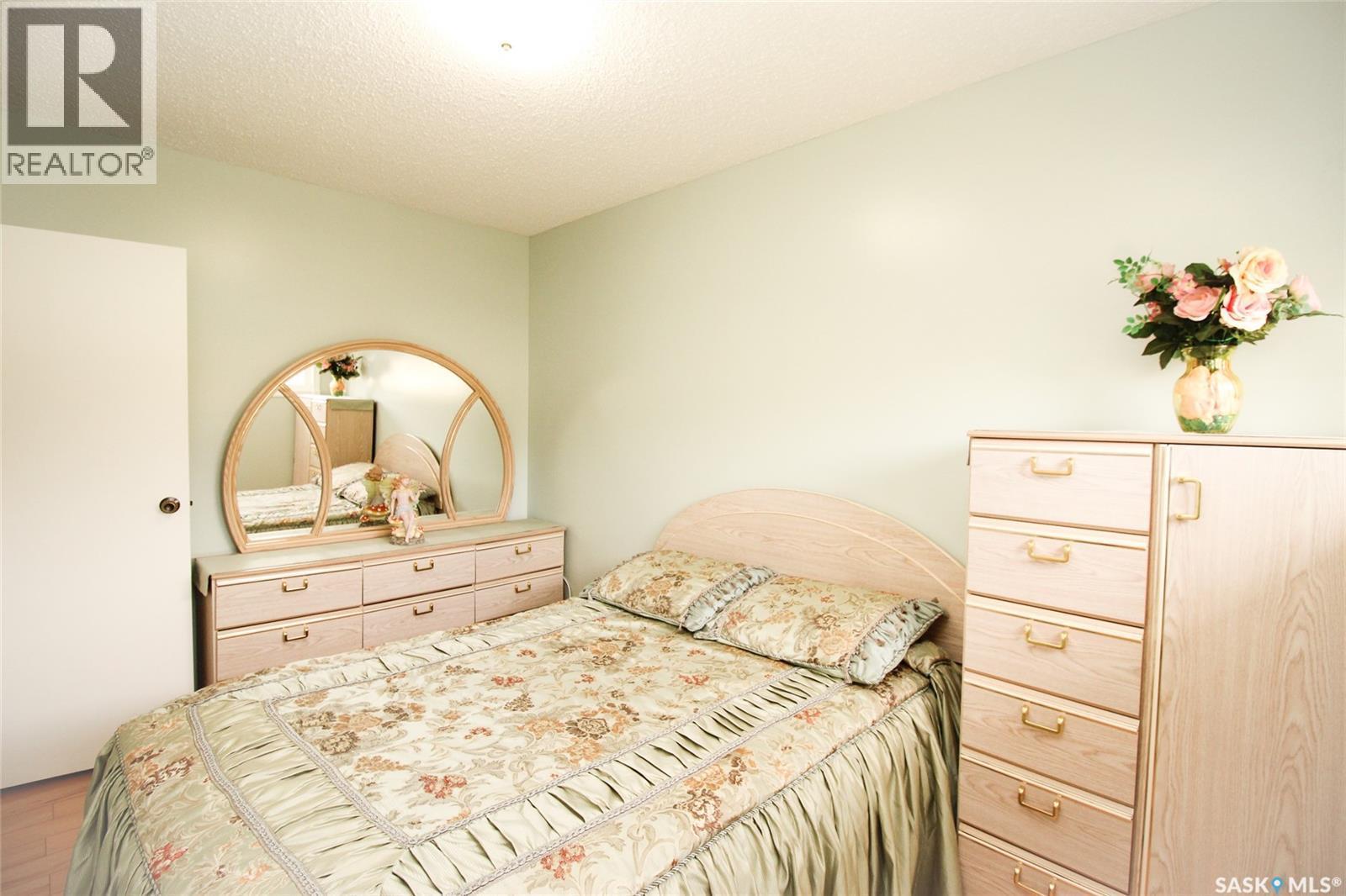 435 3Rd Avenue E, Shaunavon, SK - Indoor Photo Showing Bedroom