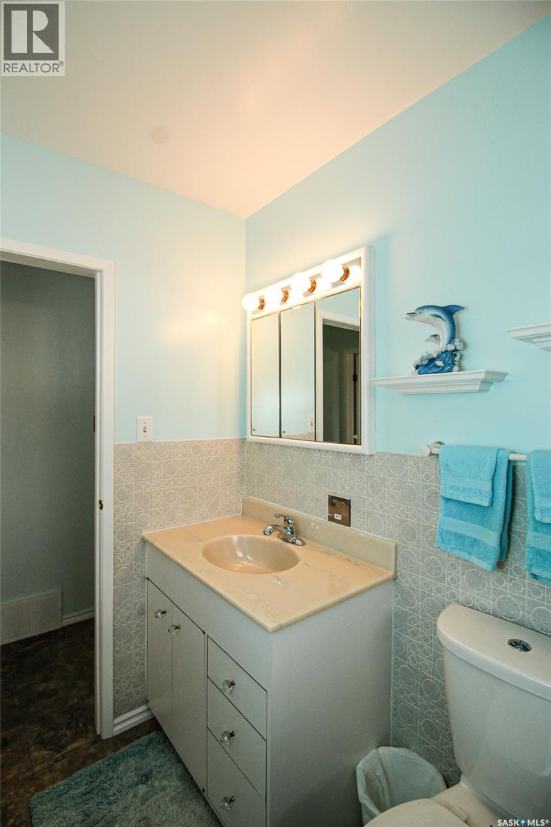 435 3Rd Avenue E, Shaunavon, SK - Indoor Photo Showing Bathroom