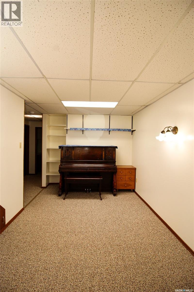 435 3Rd Avenue E, Shaunavon, SK - Indoor Photo Showing Garage