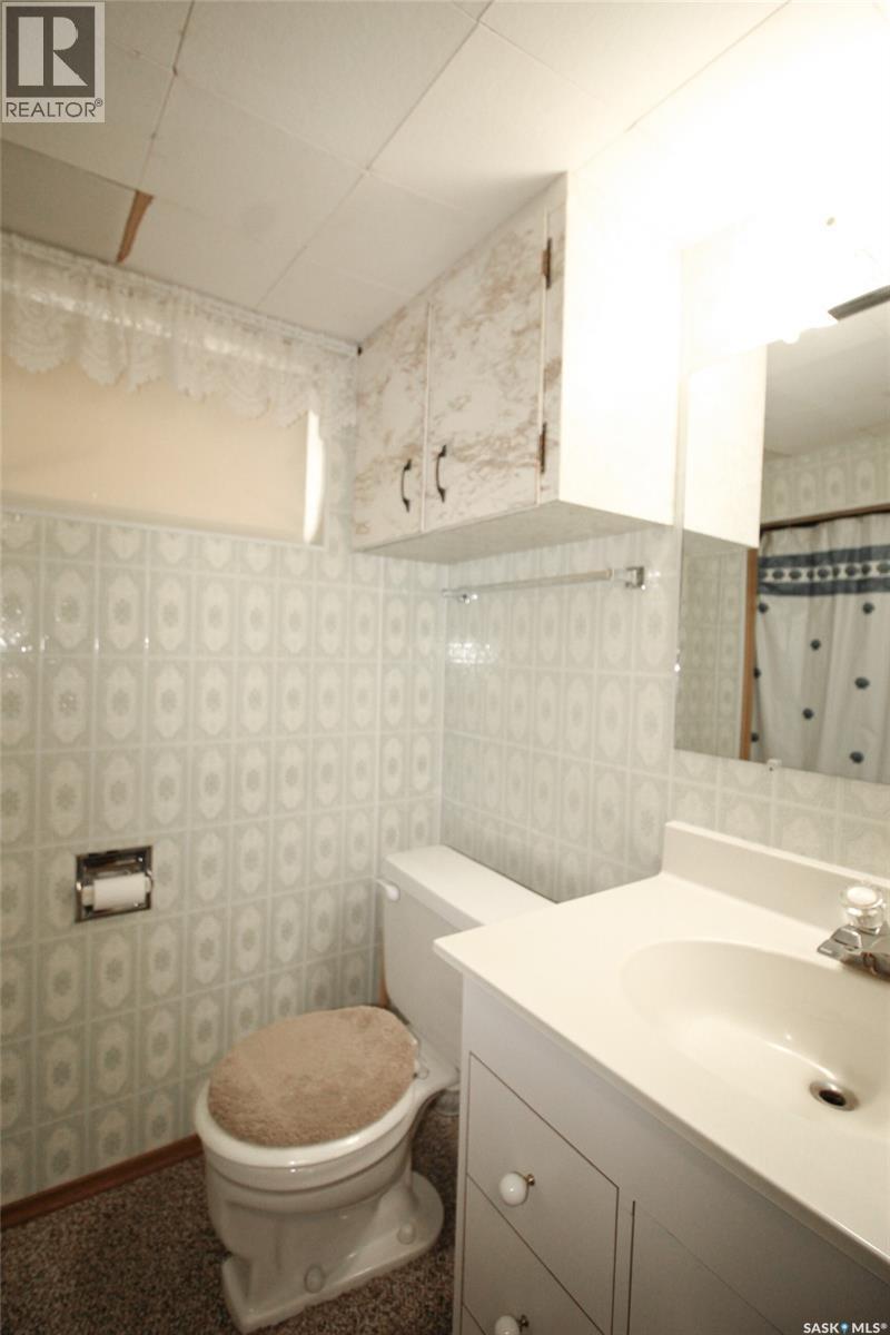435 3Rd Avenue E, Shaunavon, SK - Indoor Photo Showing Bathroom