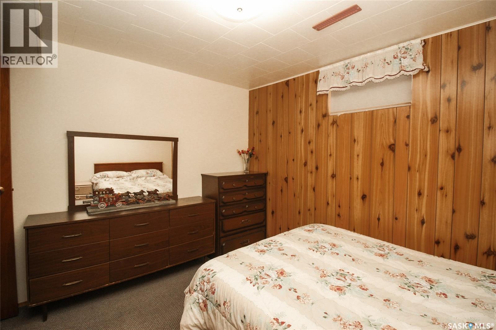 435 3Rd Avenue E, Shaunavon, SK - Indoor Photo Showing Bedroom