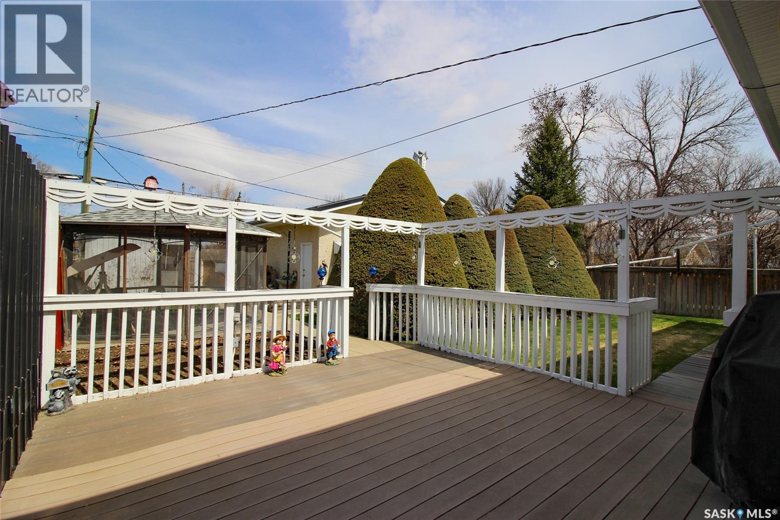 435 3Rd Avenue E, Shaunavon, SK - Outdoor With Deck Patio Veranda