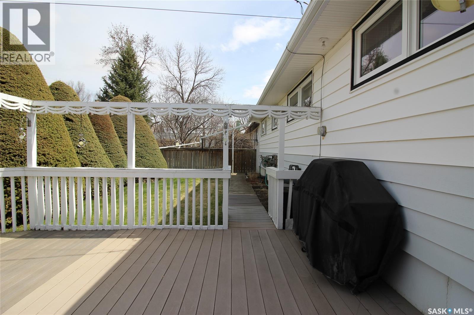 435 3Rd Avenue E, Shaunavon, SK - Outdoor With Exterior