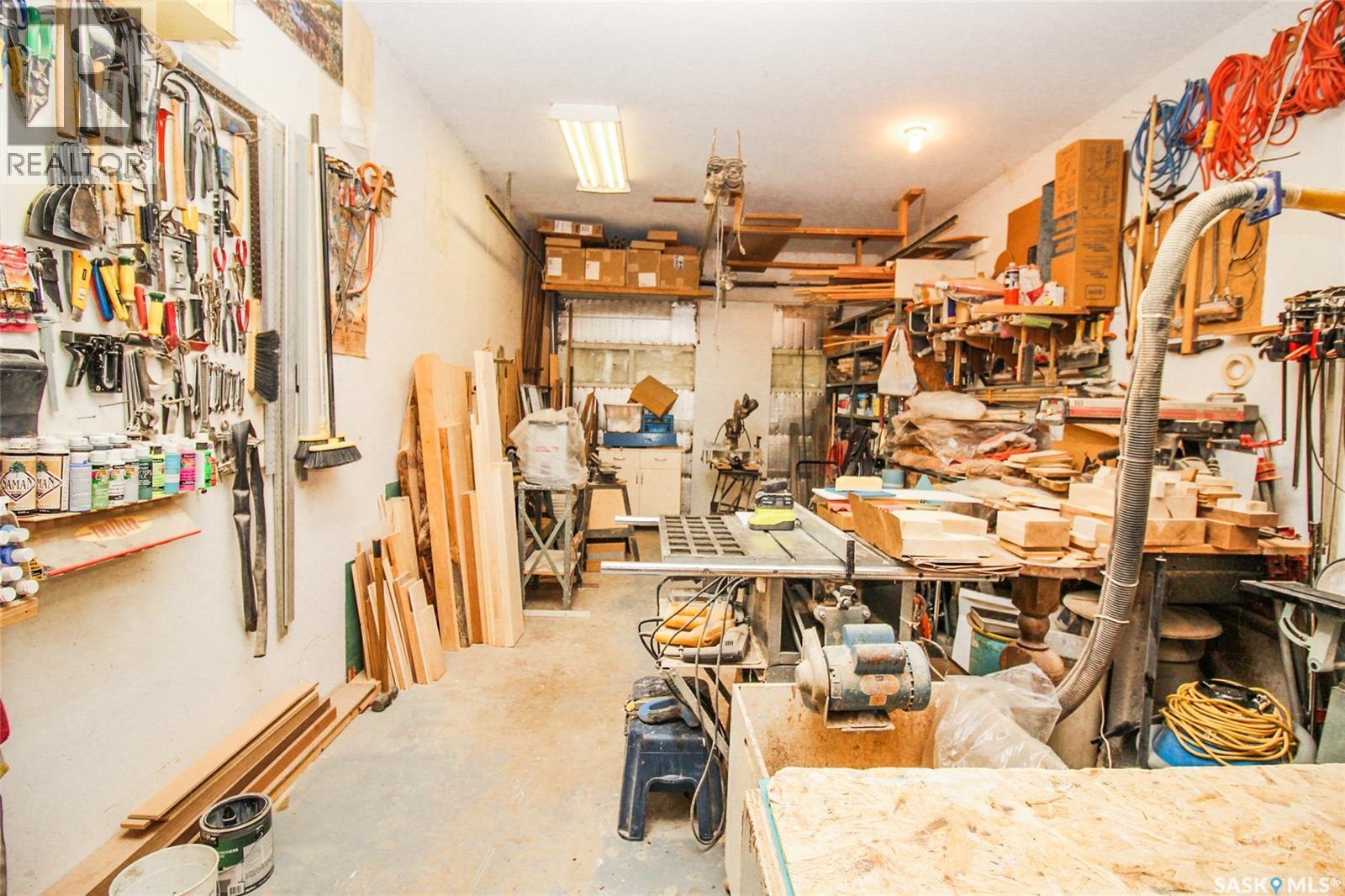 435 3Rd Avenue E, Shaunavon, SK - Indoor