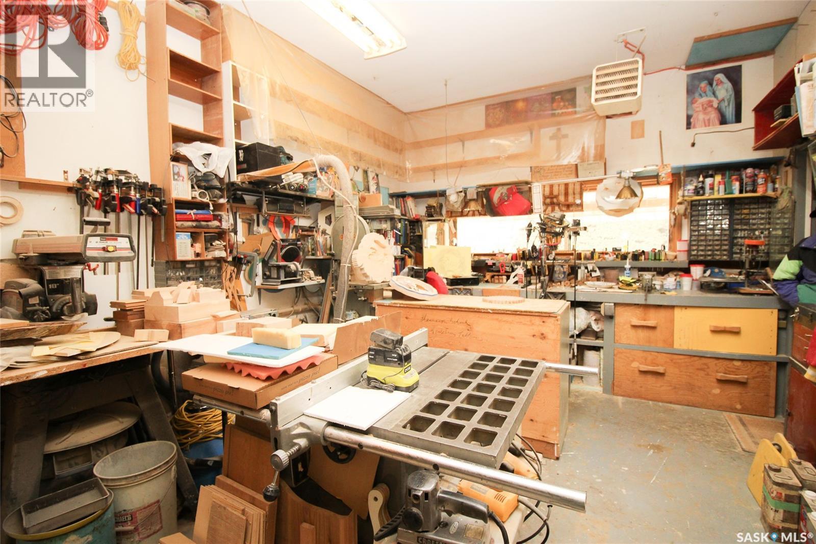 435 3Rd Avenue E, Shaunavon, SK - Indoor