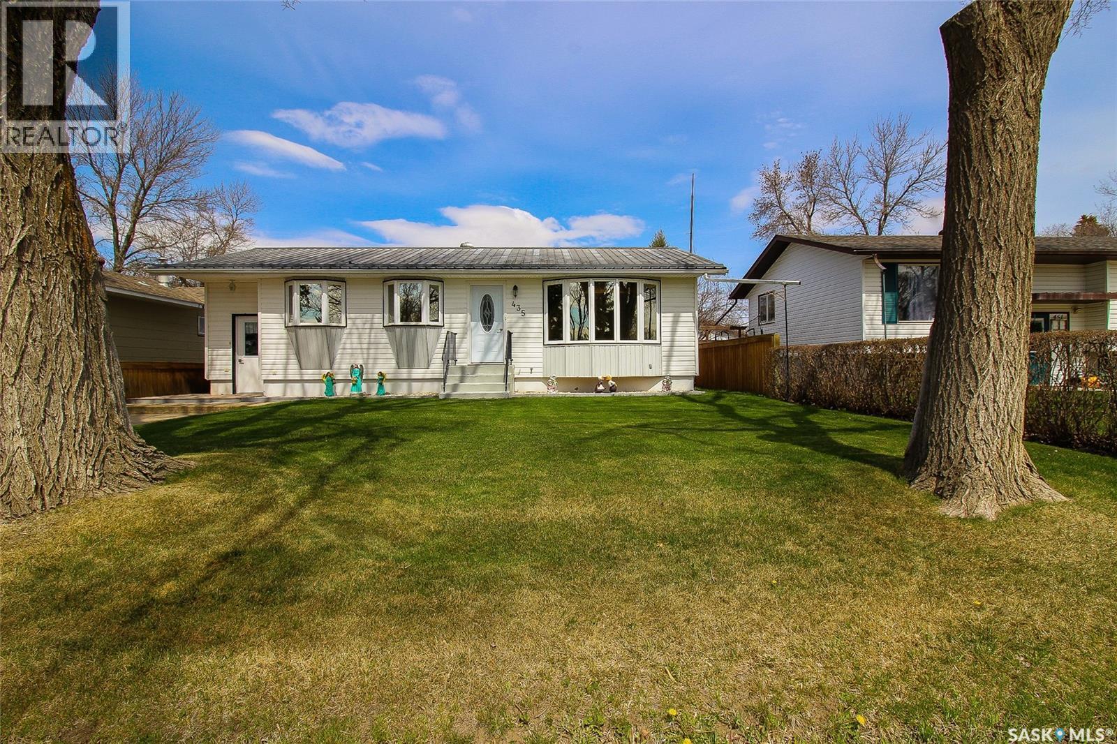435 3Rd Avenue E, Shaunavon, SK - Outdoor