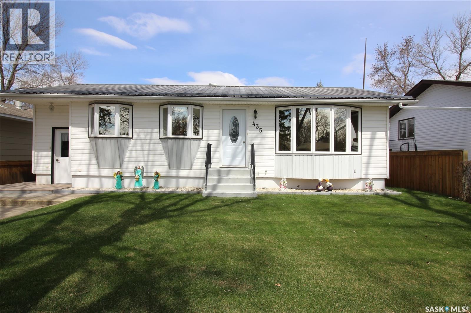 435 3Rd Avenue E, Shaunavon, SK - Outdoor