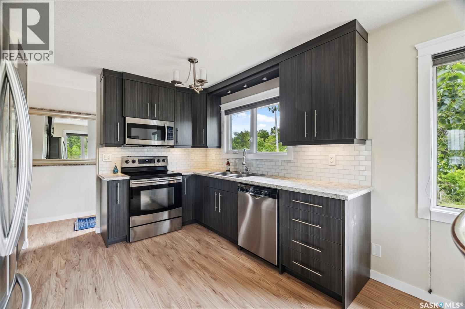 461 13Th Street E, Regina Beach, SK - Indoor Photo Showing Kitchen With Stainless Steel Kitchen With Upgraded Kitchen
