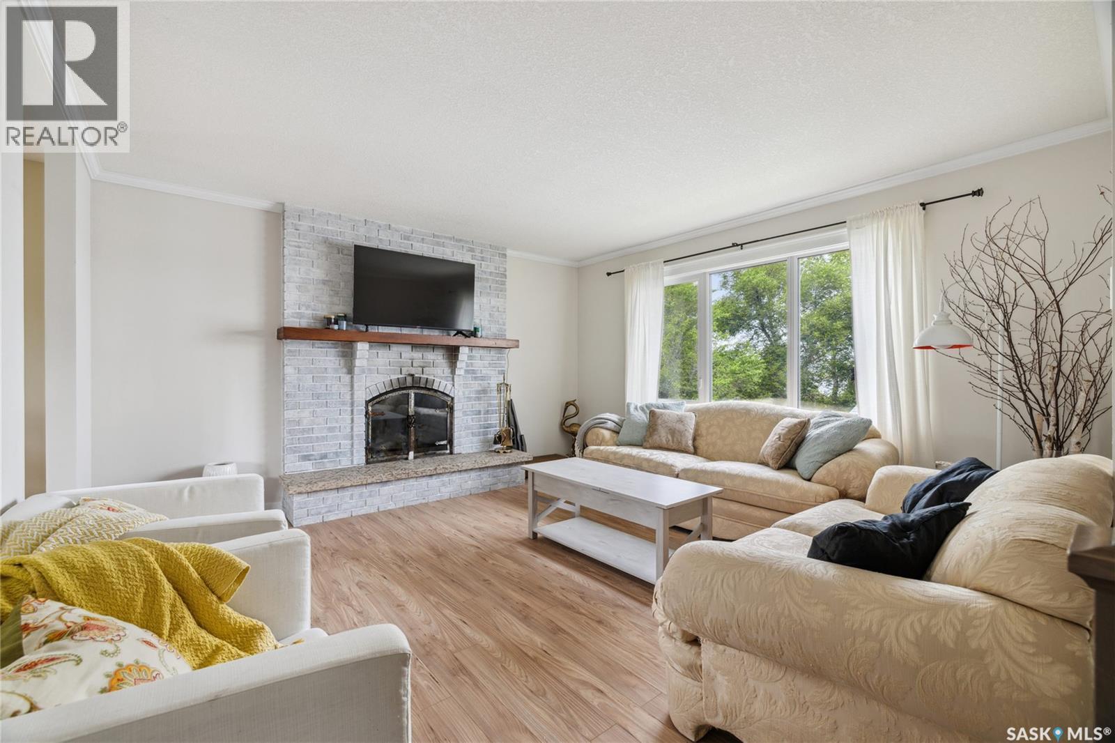 461 13Th Street E, Regina Beach, SK - Indoor Photo Showing Living Room With Fireplace