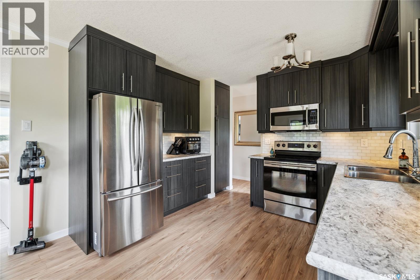 461 13Th Street E, Regina Beach, SK - Indoor Photo Showing Kitchen With Stainless Steel Kitchen With Double Sink With Upgraded Kitchen