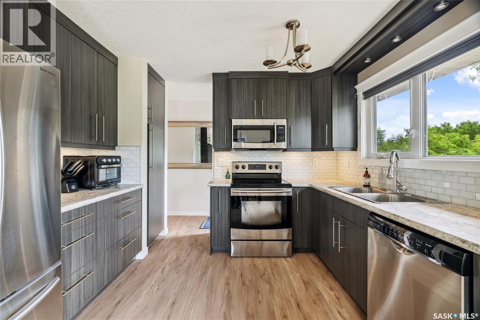 461 13Th Street E, Regina Beach, SK - Indoor Photo Showing Kitchen With Stainless Steel Kitchen With Double Sink With Upgraded Kitchen