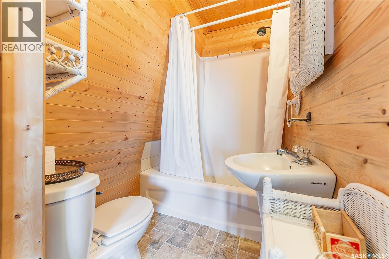 100 Tower Road, Buena Vista, SK - Indoor Photo Showing Bathroom