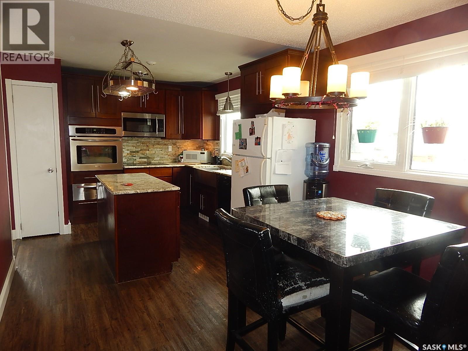 222 Westview Drive, Coronach, SK - Indoor Photo Showing Kitchen With Upgraded Kitchen