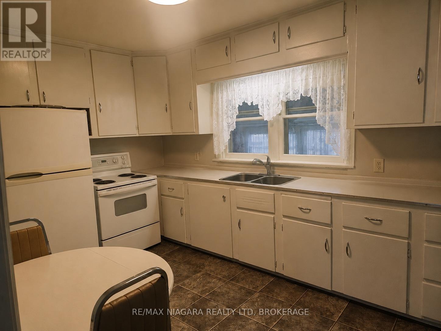 66 Radford Avenue, Fort Erie (Lakeshore), ON - Indoor Photo Showing Kitchen With Double Sink