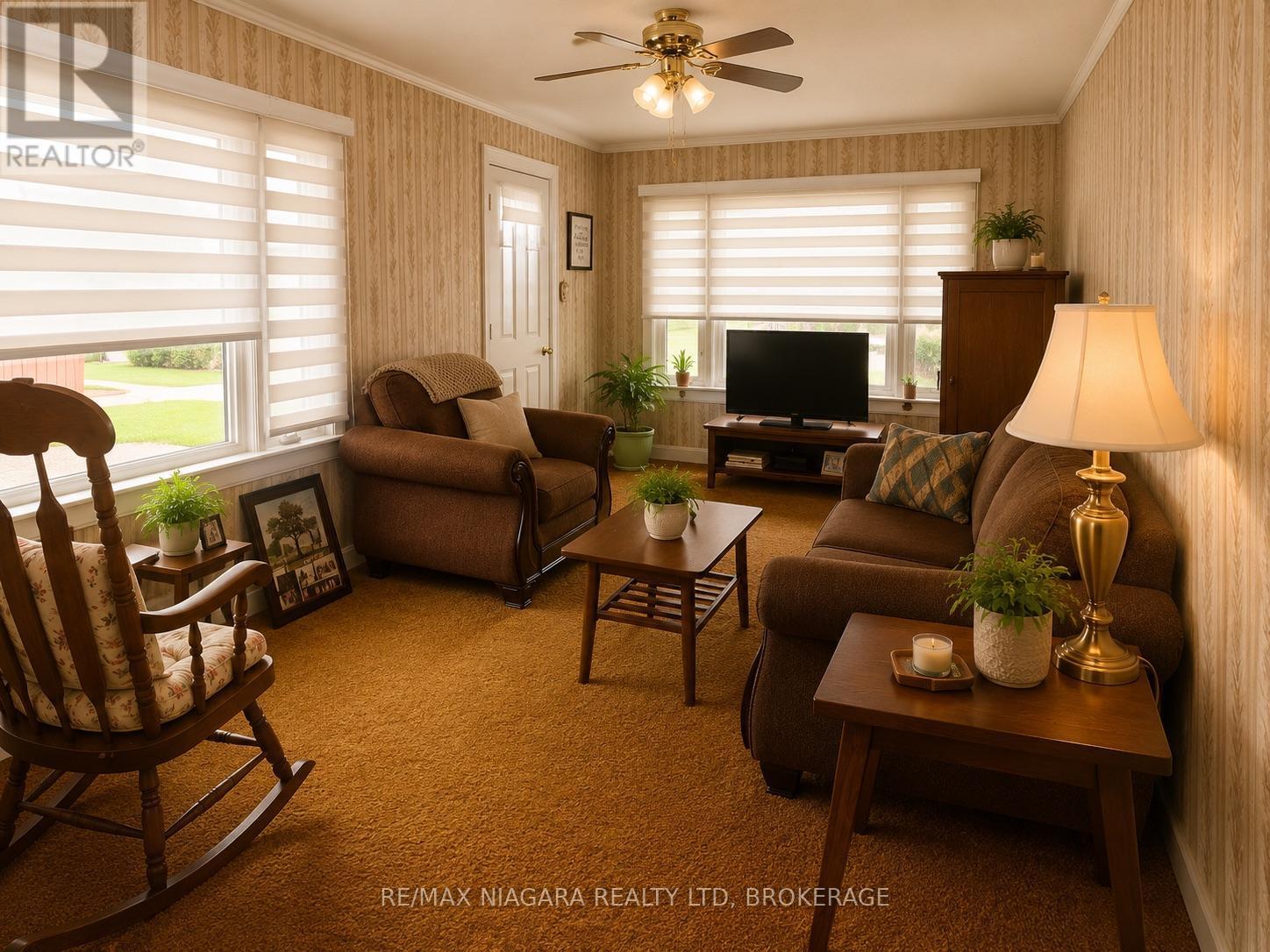 66 Radford Avenue, Fort Erie (Lakeshore), ON - Indoor Photo Showing Living Room