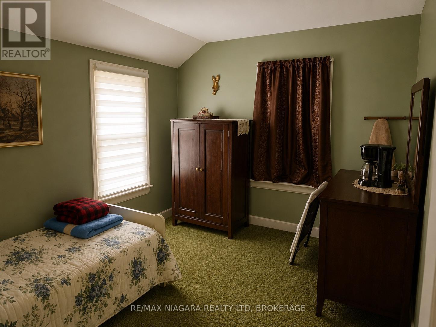 66 Radford Avenue, Fort Erie (Lakeshore), ON - Indoor Photo Showing Bedroom