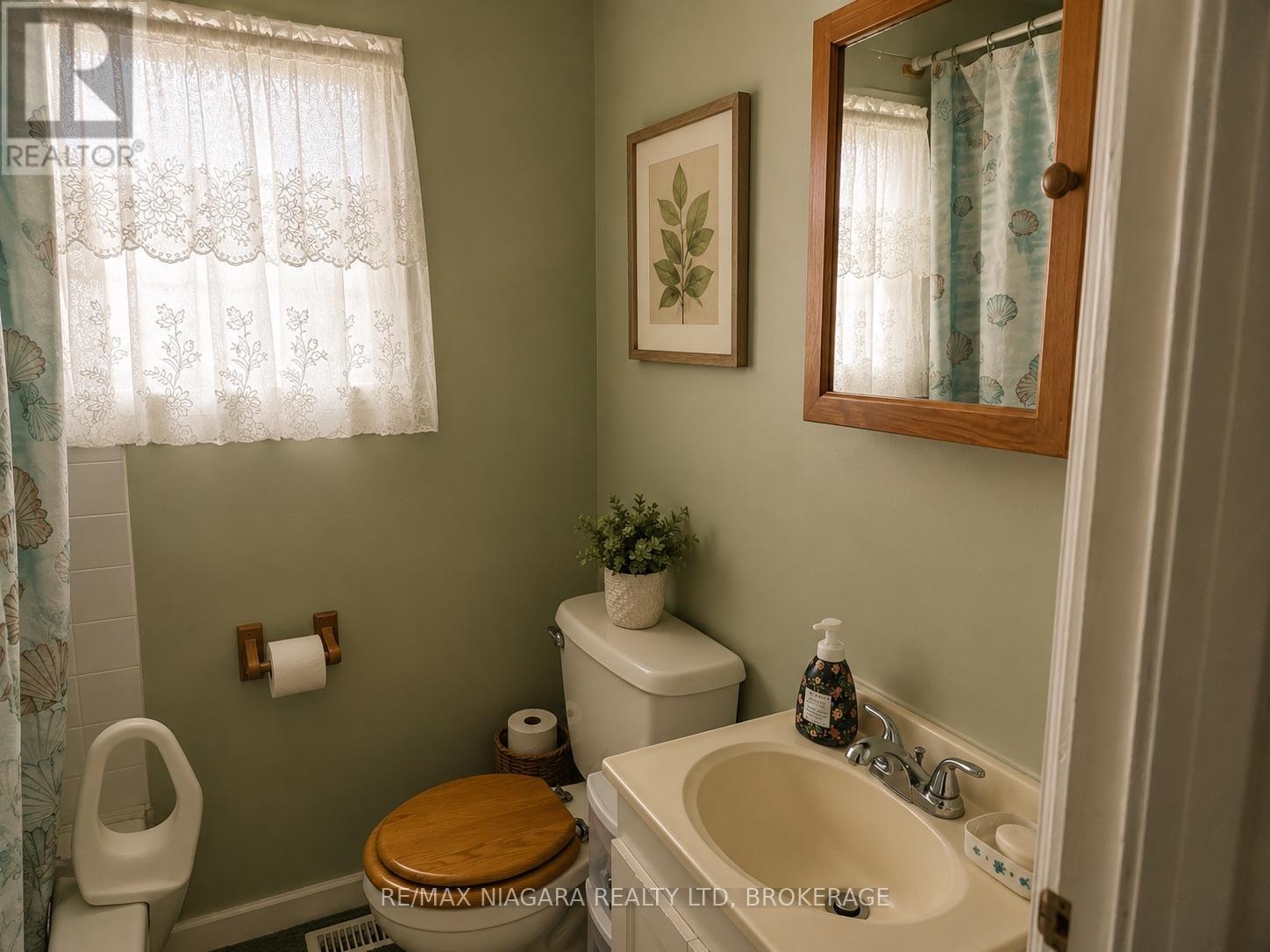 66 Radford Avenue, Fort Erie (Lakeshore), ON - Indoor Photo Showing Bathroom