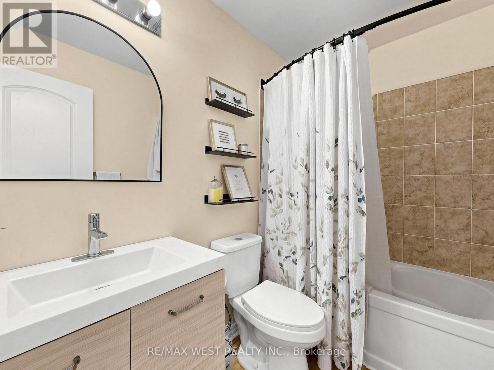 195 Banting Crescent, Essa, ON - Indoor Photo Showing Bathroom