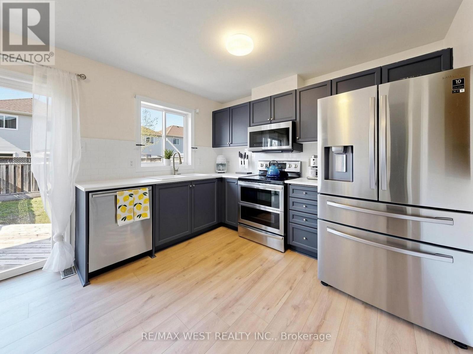 195 Banting Crescent, Essa, ON - Indoor Photo Showing Kitchen With Stainless Steel Kitchen