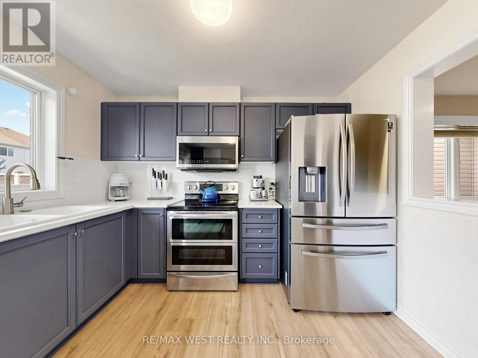 195 Banting Crescent, Essa, ON - Indoor Photo Showing Kitchen With Stainless Steel Kitchen With Upgraded Kitchen