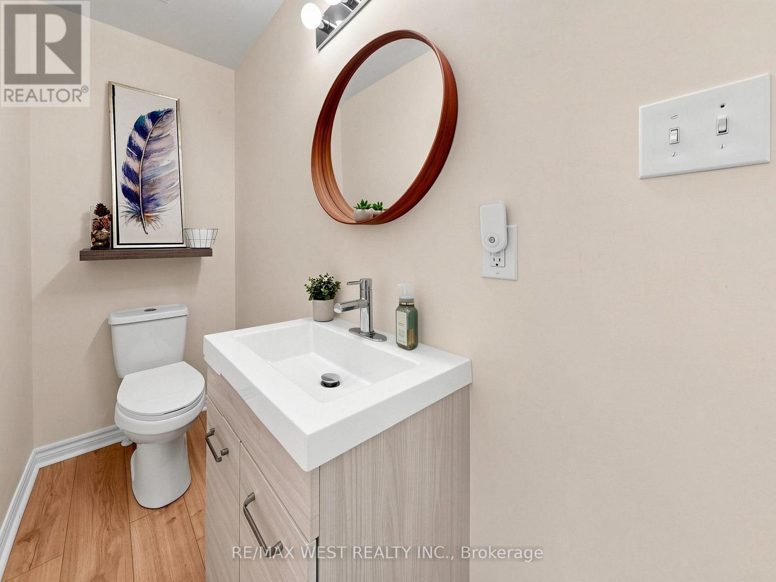 195 Banting Crescent, Essa, ON - Indoor Photo Showing Bathroom