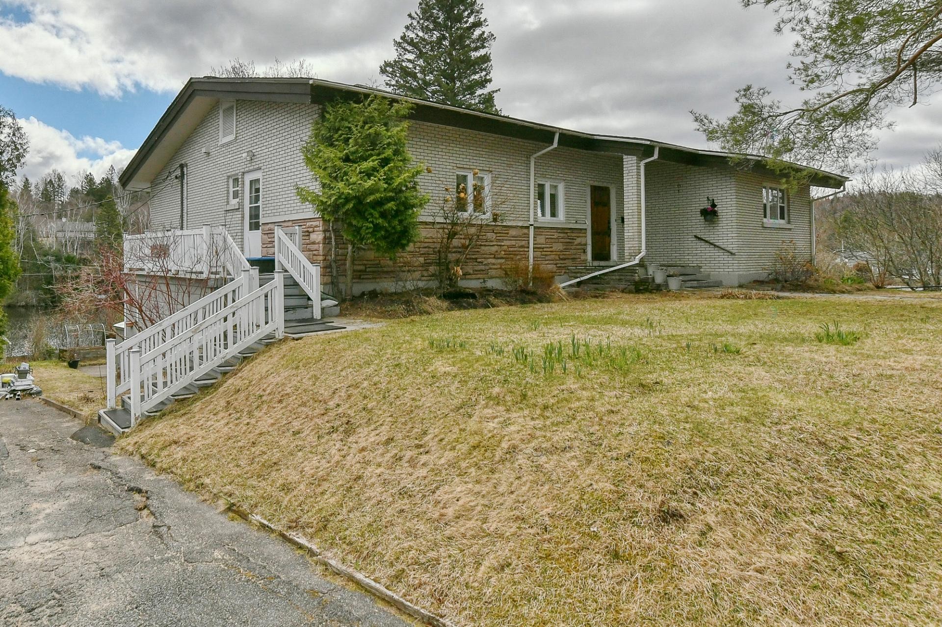 Front of Structure - 37 - 37A Av. Byette, Sainte-Agathe-Des-Monts, QC