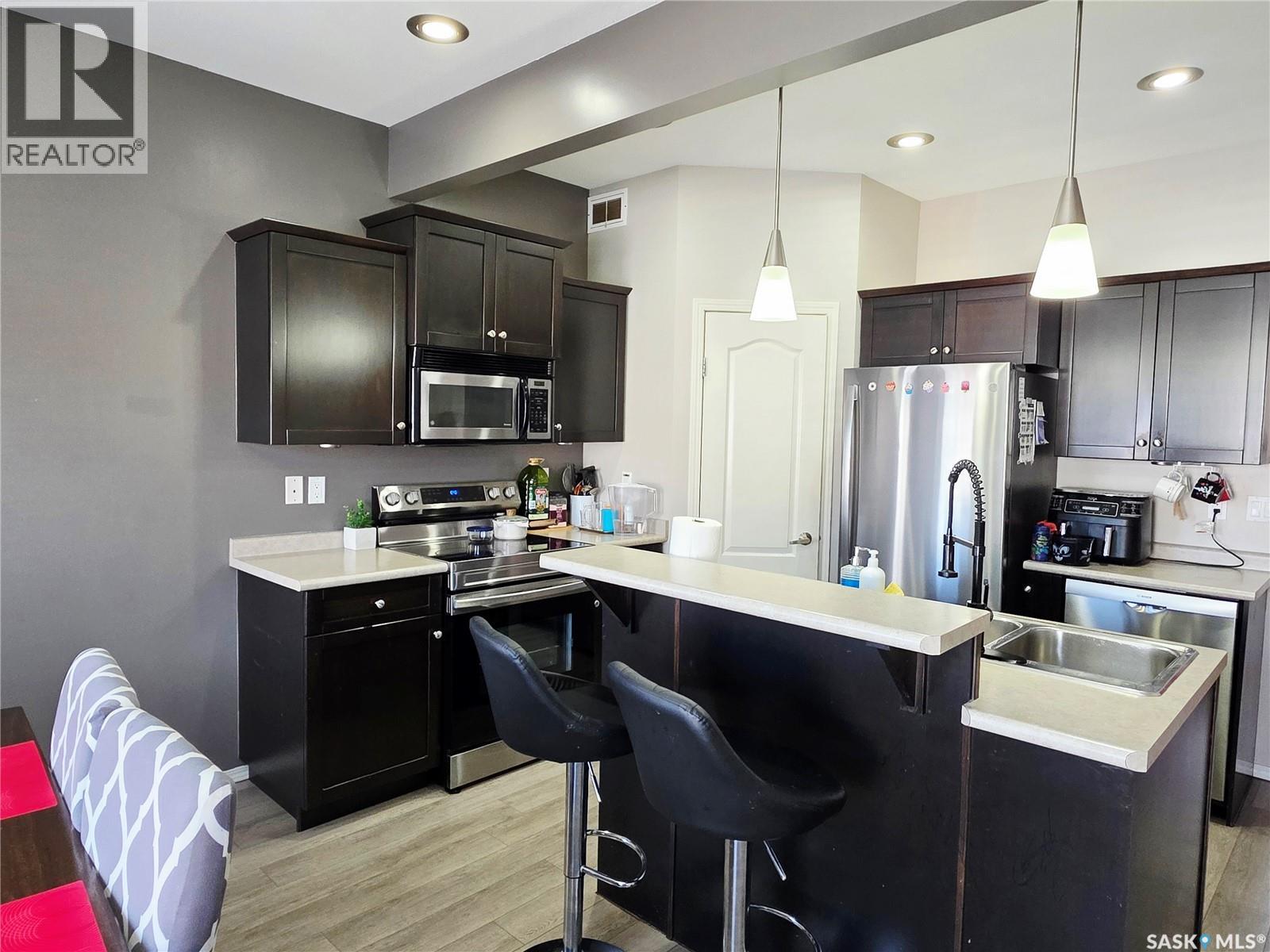 531 Gordon Road, Saskatoon, SK - Indoor Photo Showing Kitchen With Double Sink With Upgraded Kitchen