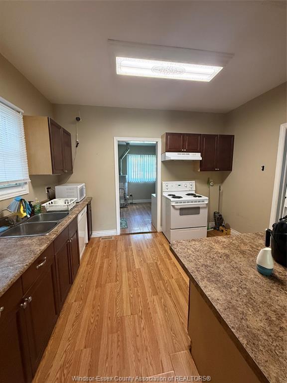 366 Bridge, Windsor, ON - Indoor Photo Showing Kitchen With Double Sink