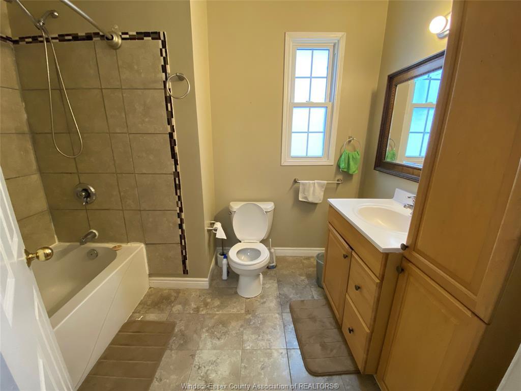 366 Bridge, Windsor, ON - Indoor Photo Showing Bathroom