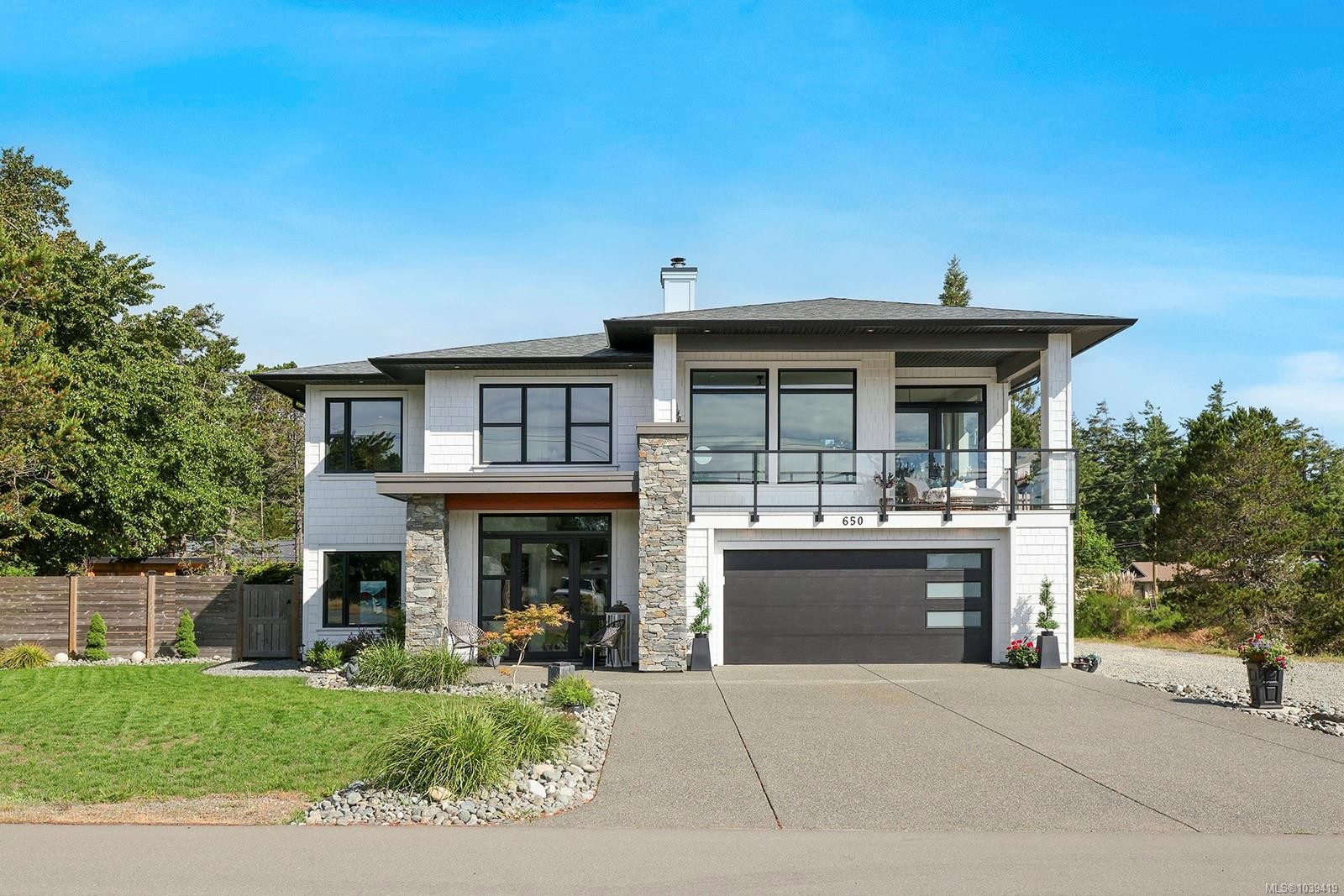 650 Lazo Rd, Comox, BC