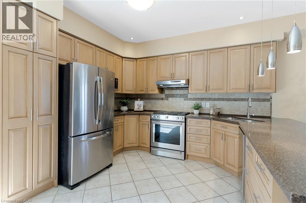 227 Chestnut Hill Crescent, Kitchener, ON - Indoor Photo Showing Kitchen