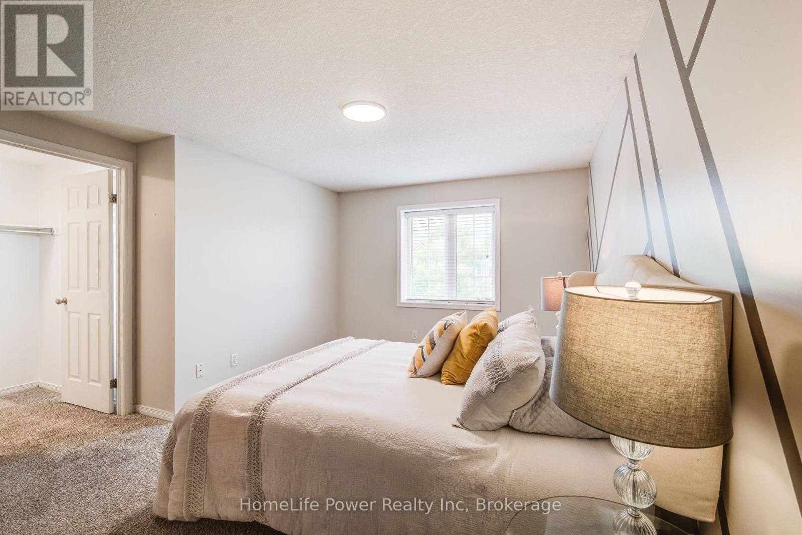 208 Featherstone Crescent, Kitchener, ON