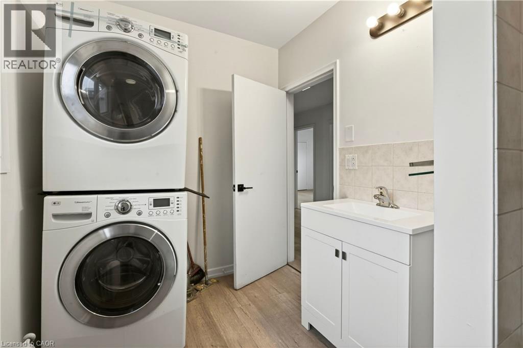1012 North Shore Boulevard E, Burlington, ON - Indoor Photo Showing Laundry Room
