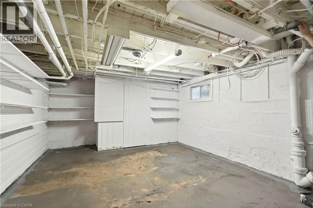1012 North Shore Boulevard E, Burlington, ON - Indoor Photo Showing Garage