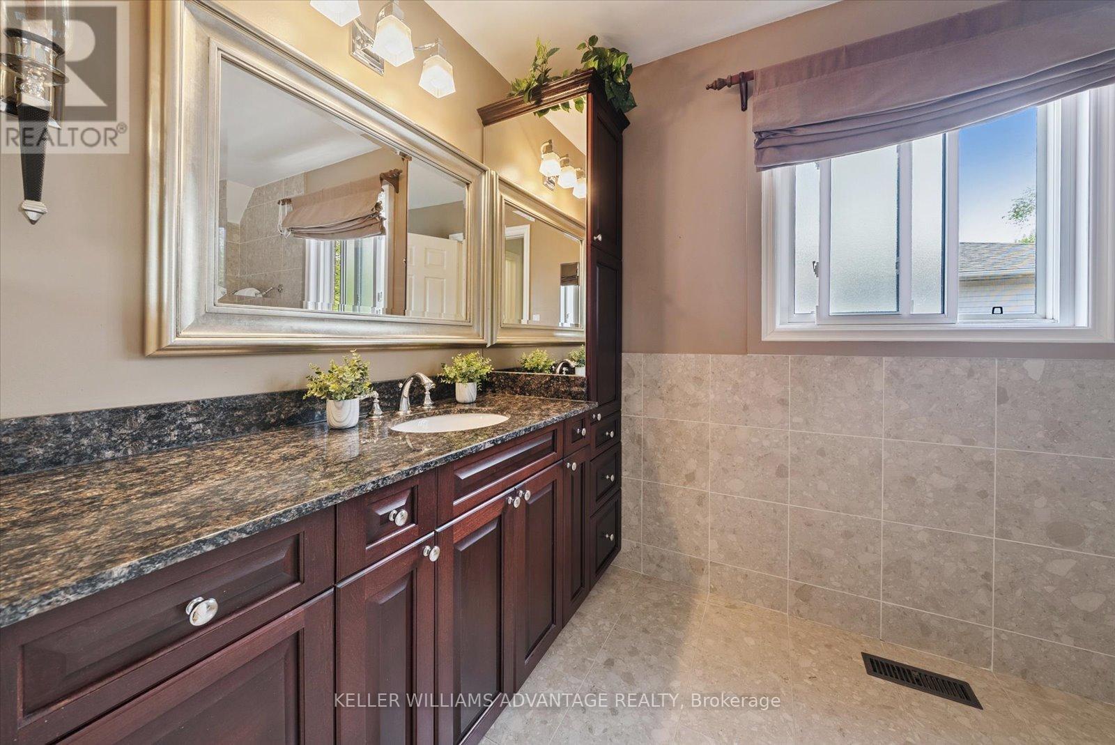 Main bathroom - 72 Bonacres Avenue, Toronto, ON