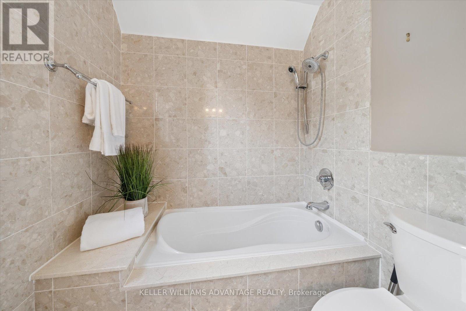 Soaker tub in main bath - 72 Bonacres Avenue, Toronto, ON