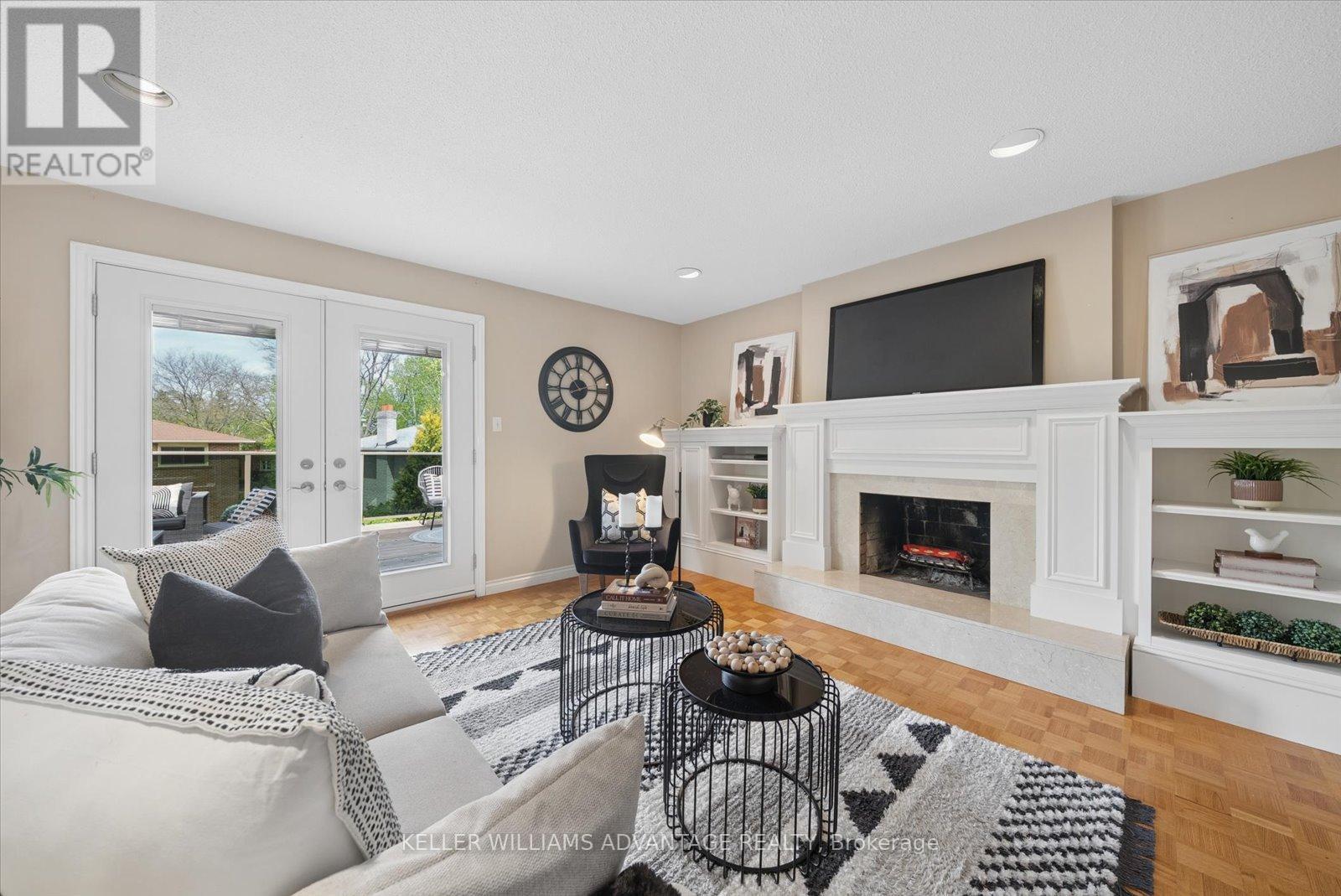 Family room with walk out to the double width deck - 72 Bonacres Avenue, Toronto, ON